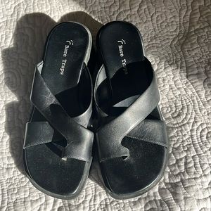 Black Bare Trap sandals with toe strap